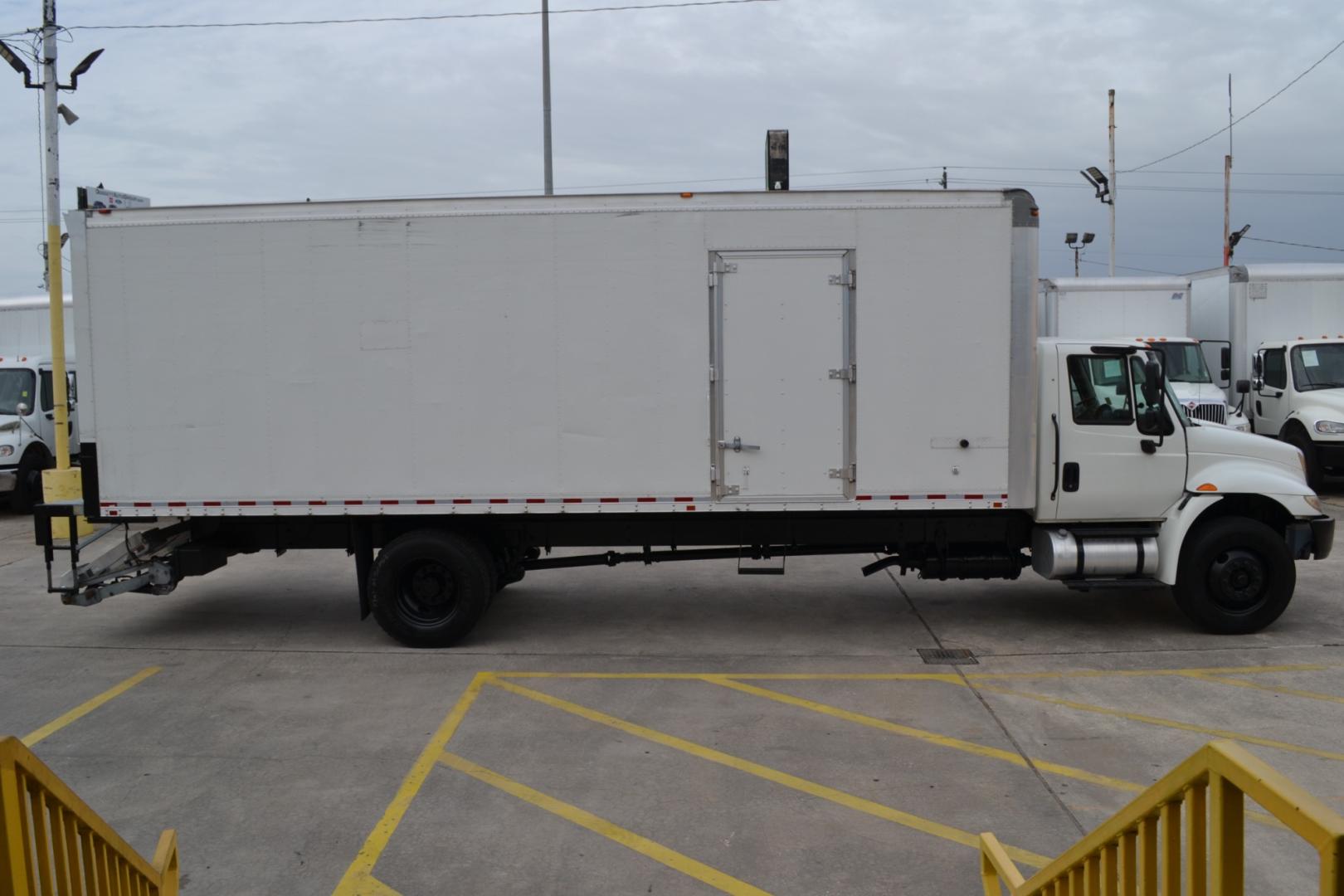 2018 WHITE /BLACK INTERNATIONAL 4300 with an CUMMINS ISB 6.7L 240HP engine, ALLISON 2500RDS AUTOMATIC transmission, located at 9172 North Fwy, Houston, TX, 77037, (713) 910-6868, 29.887470, -95.411903 - Photo#3